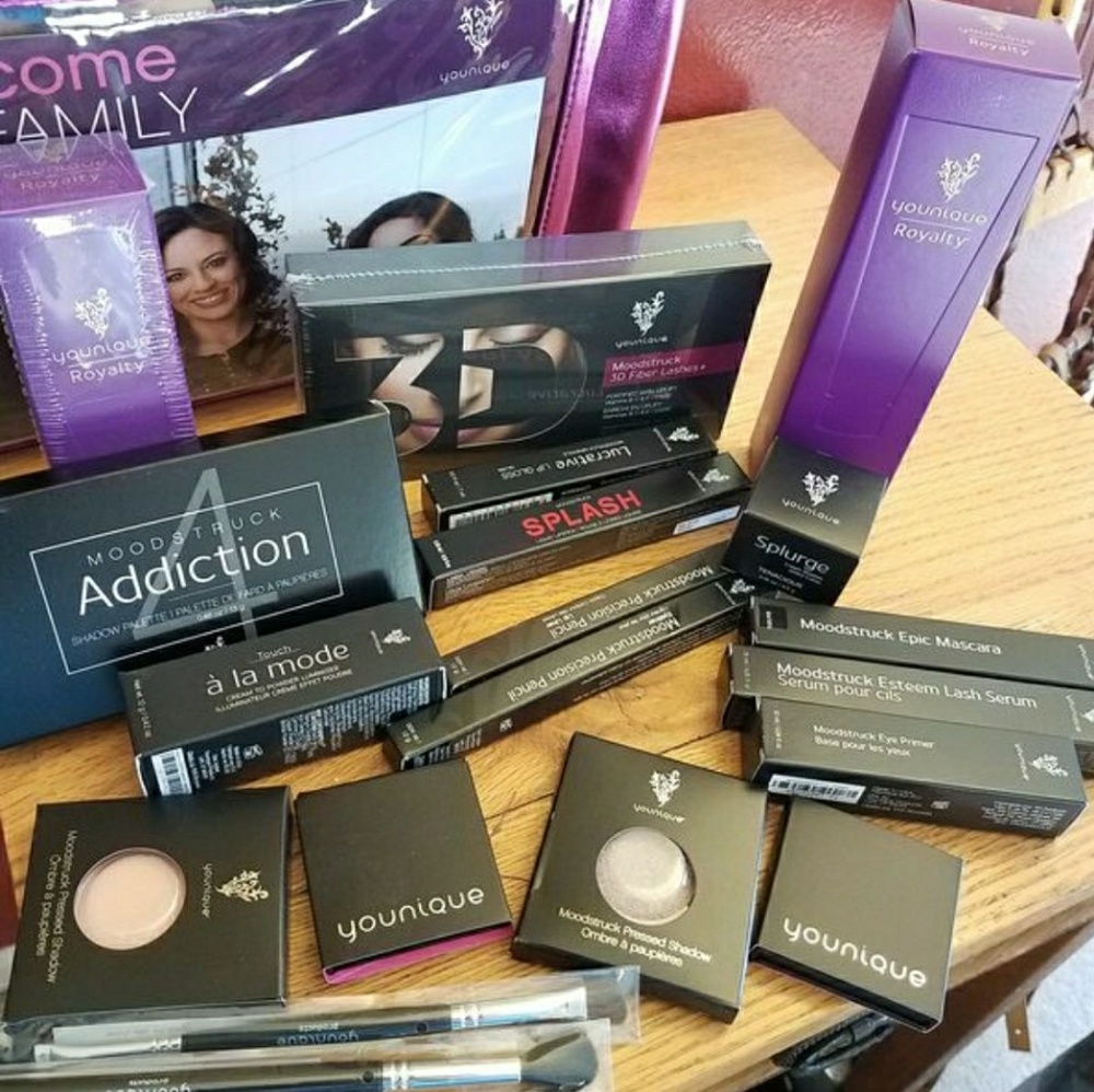 Younique  buisness kit